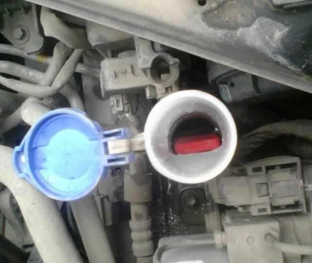 车子加过期的玻璃水怎么办,汽车玻璃水冻住了加不进去玻璃水