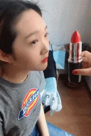 这只鹦鹉一直以为他是一只猴，所以每天都在重复做这个动作