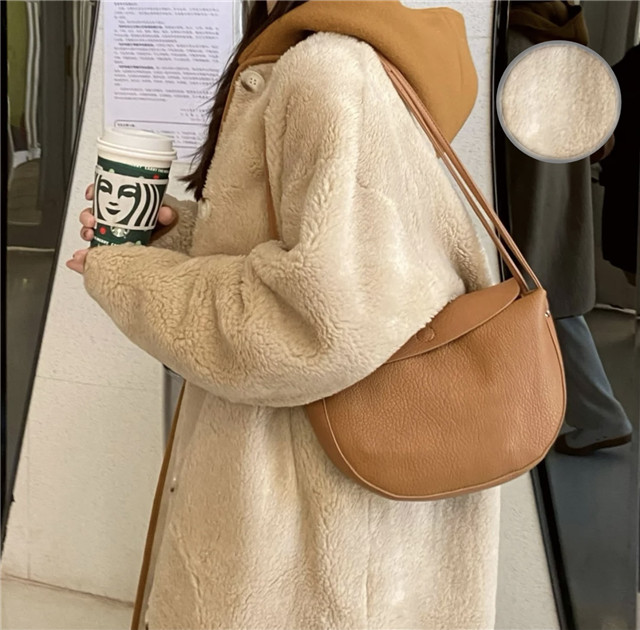 今年流行款羊羔绒羽绒服拼接的,比羽绒服更保暖的羊羔毛外套