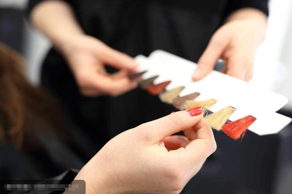 自己染发和理发店染的哪个伤头发,自己染发和去外面染有什么区别