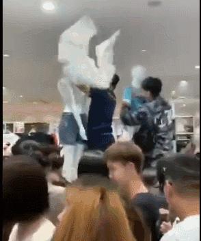 优衣库回应联名款被哄抢,被抢购优衣库衣服图片