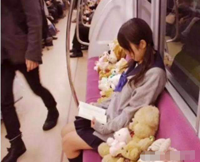 这只鹦鹉一直以为他是一只猴，所以每天都在重复做这个动作