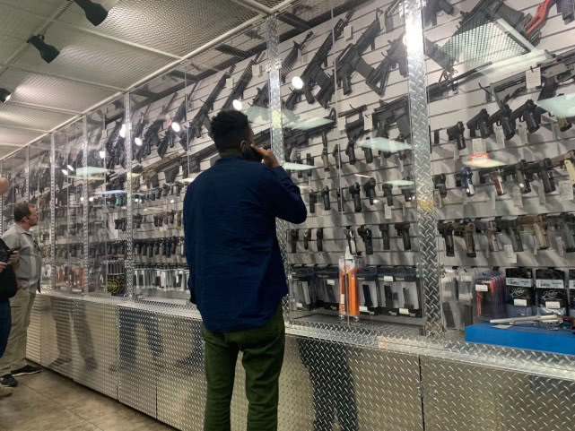 疫情来袭，在美华人纷纷囤枪，选枪是门大学问，听听大佬怎么说？