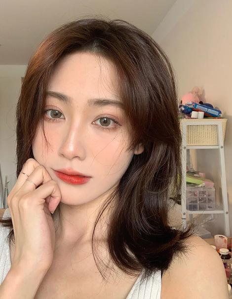 洗完头四天出油正常吗,刚洗头发怎么让头发变得很好看