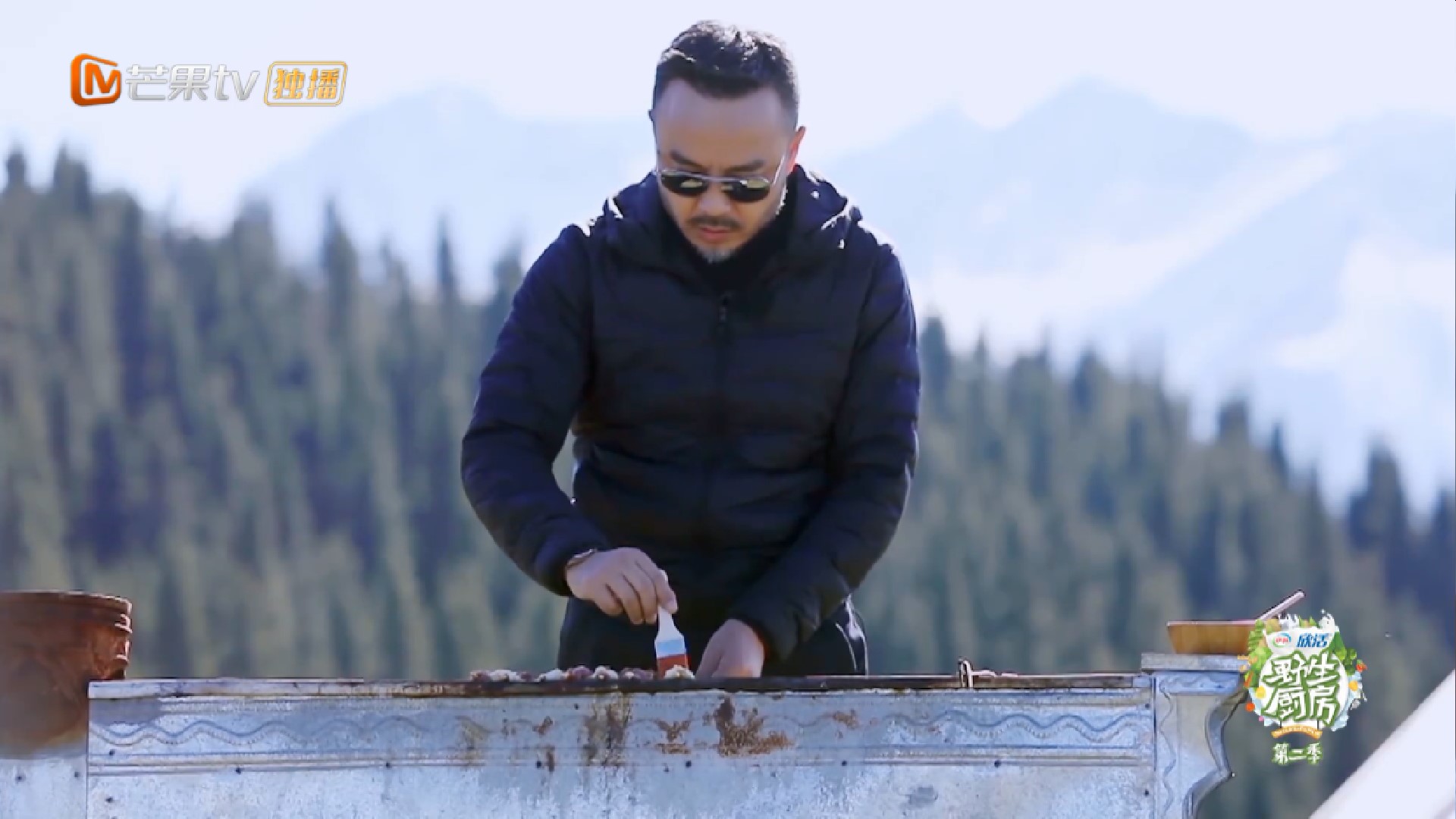 不讲卫生？汪涵把口水吐烤肉串上，生吃3片羊肝，艾福杰尼愣住