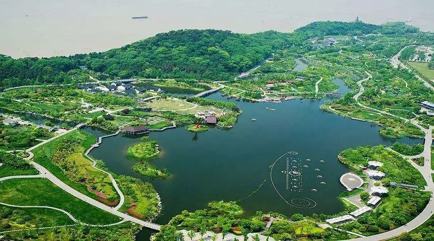 躲在与世隔绝的山里,与世隔绝的世外桃源的隐居生活