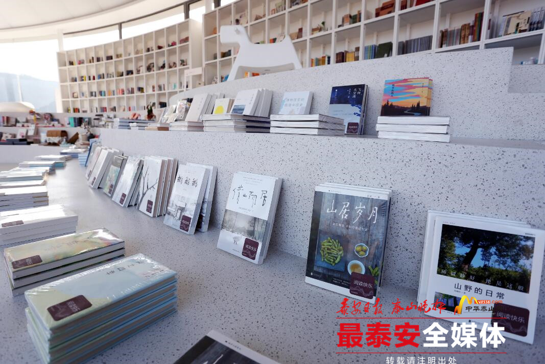 峰中有朵“故乡的云”云巅之上品书香