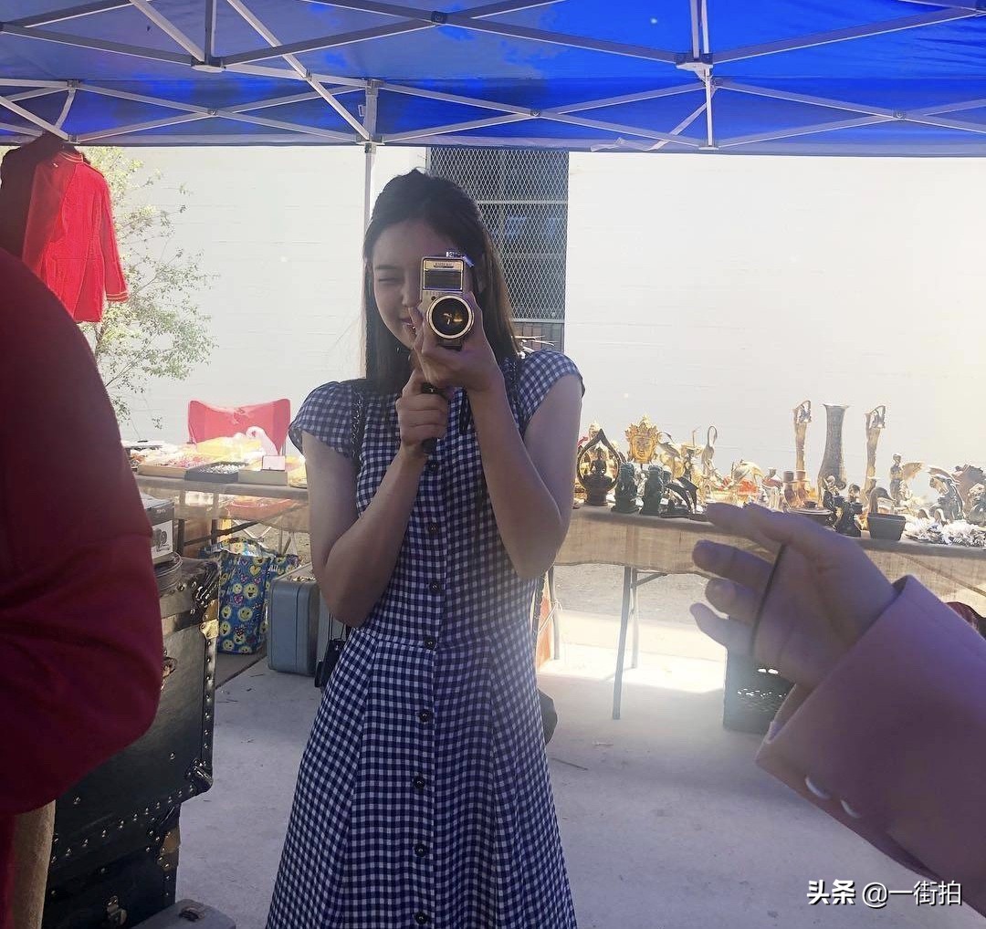 jennie白t黑长裤,jennie徒步穿搭