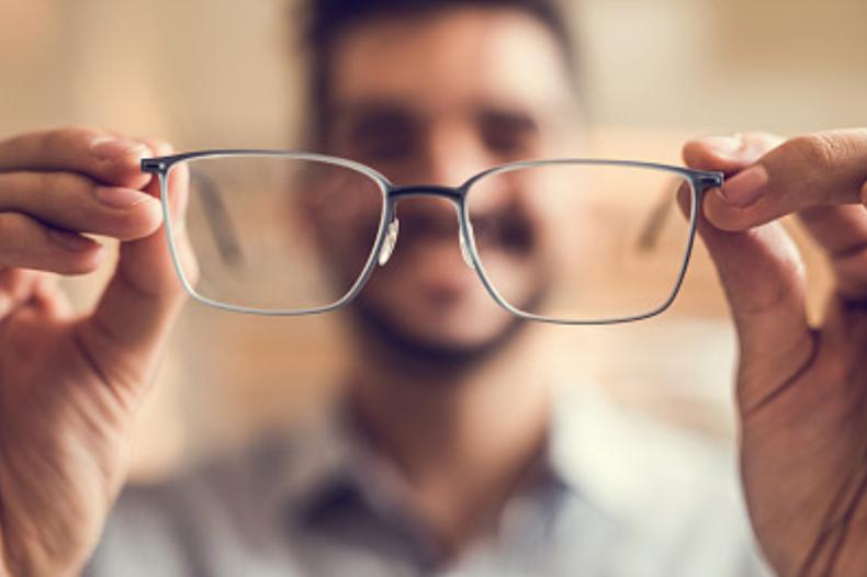 眼镜片花了能去店里抛光吗,眼镜片花了可以用砂纸打磨吗