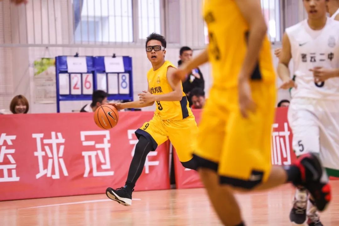 新·十六强齐亮相高中赛场惊现*力暴**隔扣丨18-19耐克高中联赛