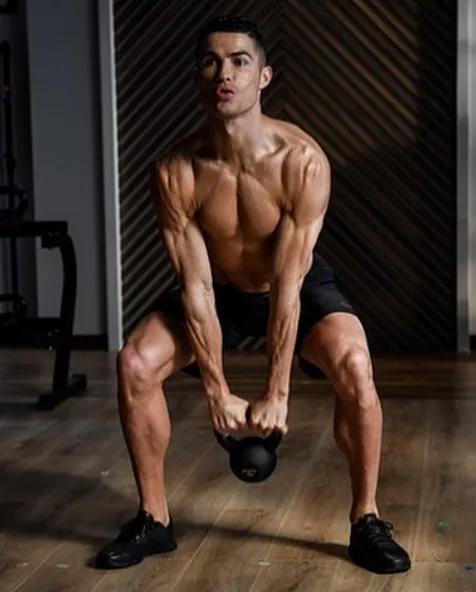 c罗和女朋友游泳,37岁c罗自律身材