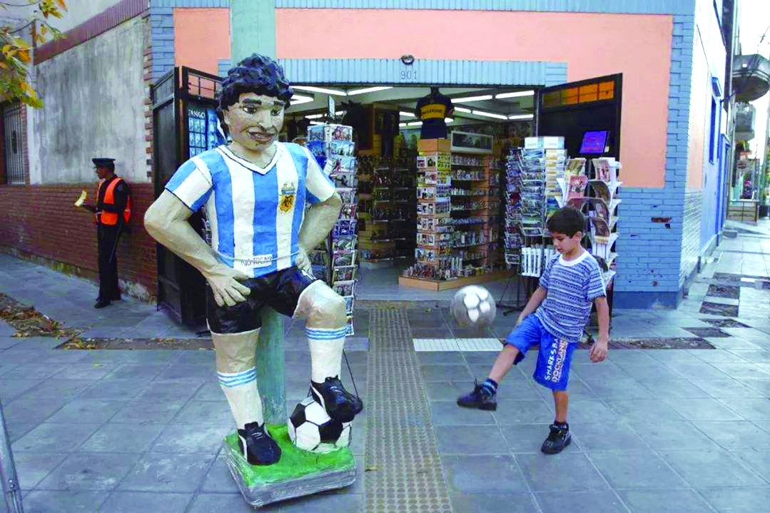 足球是阿根廷人的唯一精神慰藉,足球血流满面