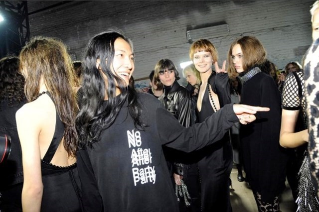 华裔爆款设计师疑似下药性侵多名男性，摸*体下**捏胸是日常操作？