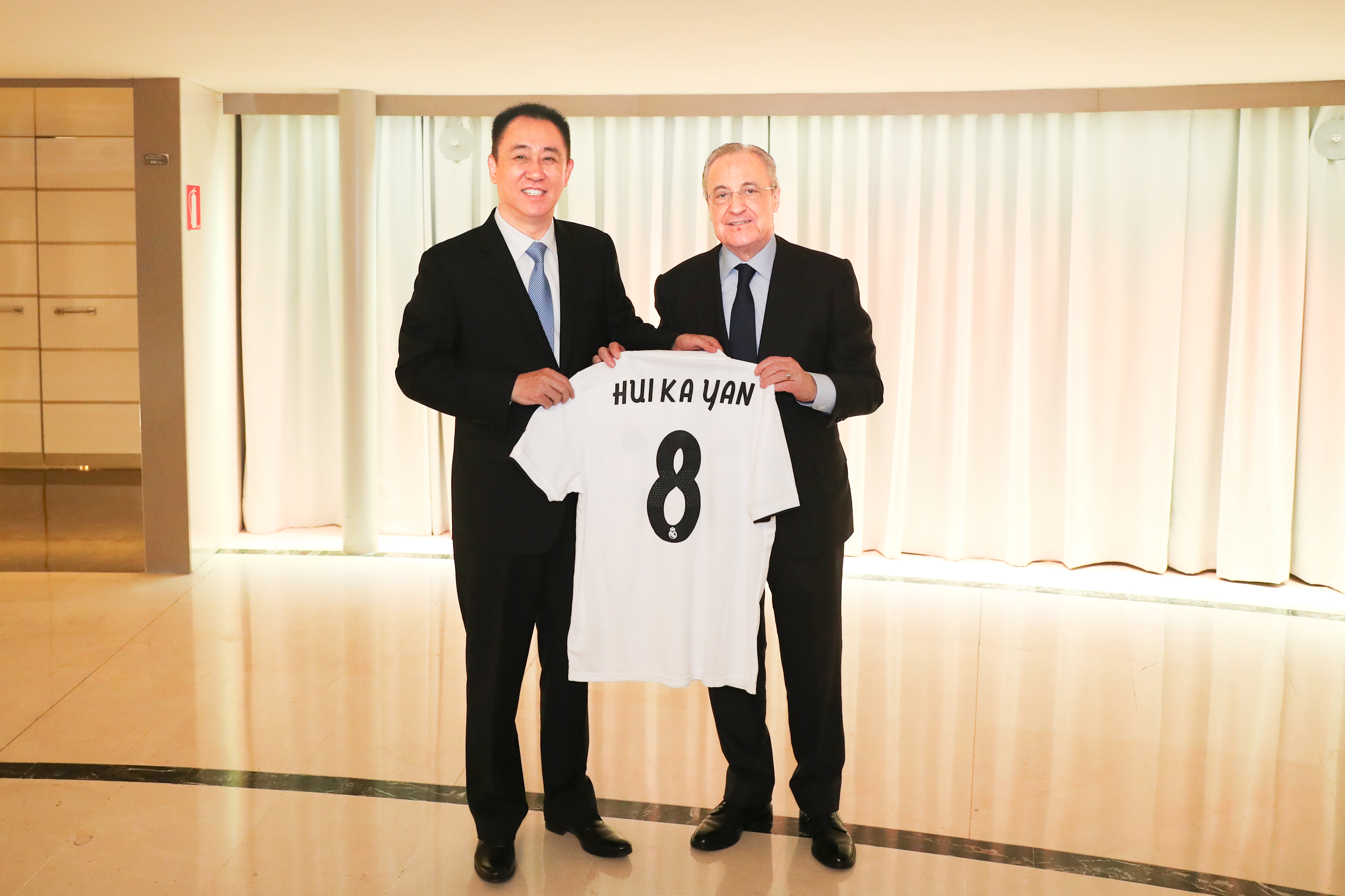 许家印迎接恒大,许家印亚冠决赛身边看球