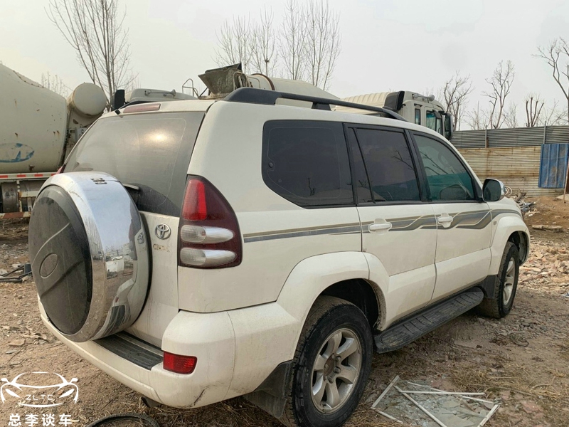 55万的丰田霸道，配置不如10万家用车，轮毂和面包车有一拼