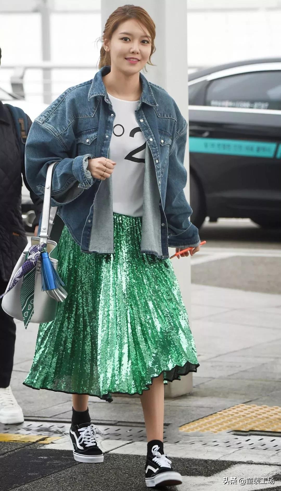 春天卫衣百褶裙的穿搭方法,如何用一条百褶裙穿遍四季不重样