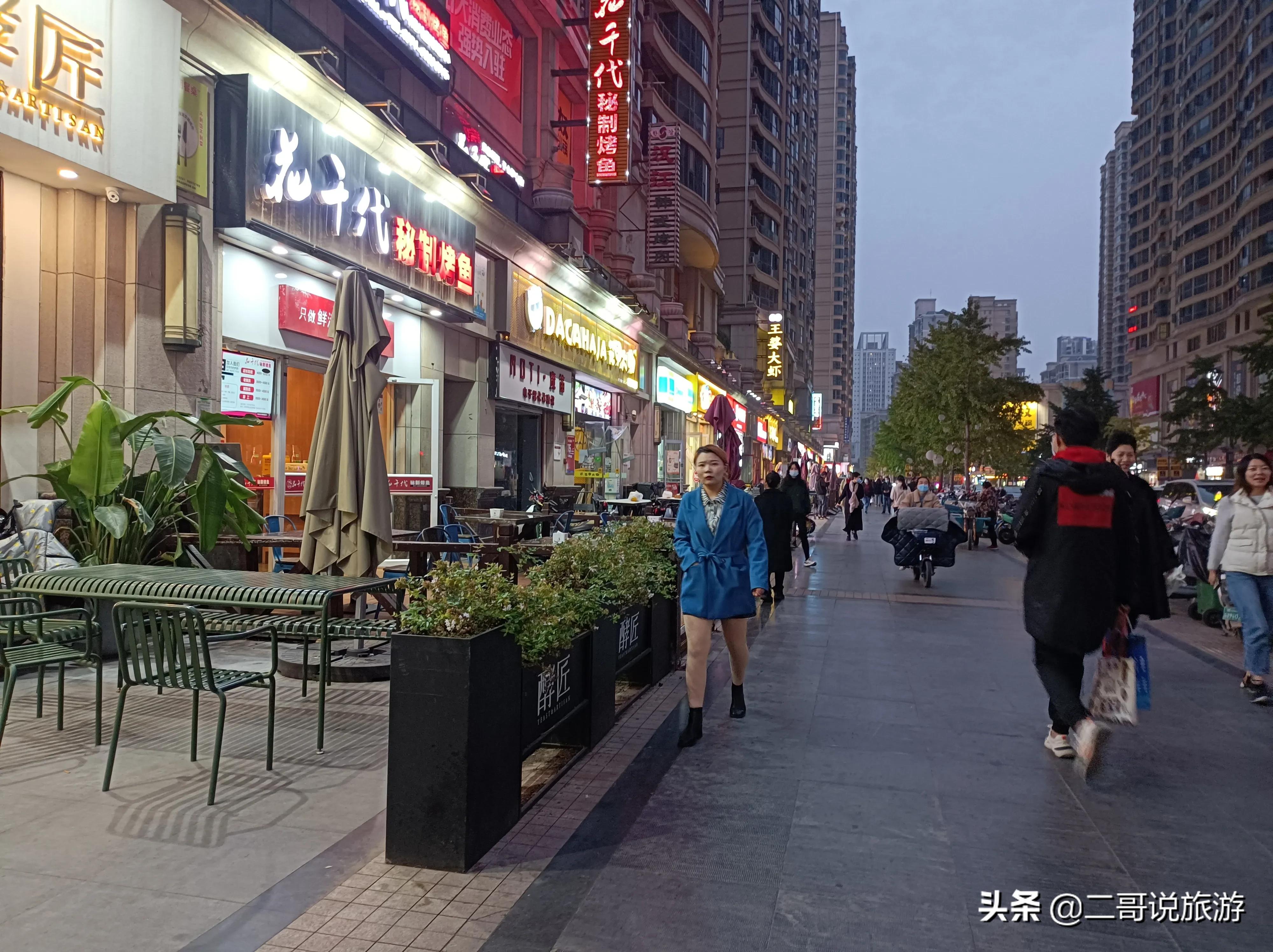 郑州金水区有个“奇怪”的广场，曾经繁华喧嚣，如今逐渐萧条