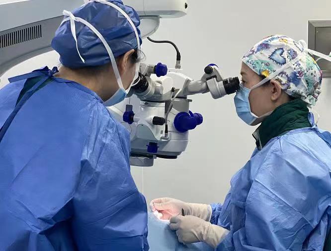 石灰把人眼睛弄瞎了,石灰烧伤眼睛整个眼睛发白