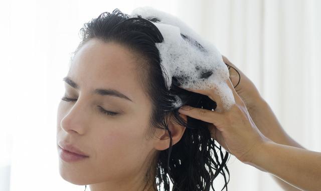 教你正确洗头护发,洗头的正确方式让头发变得更柔顺