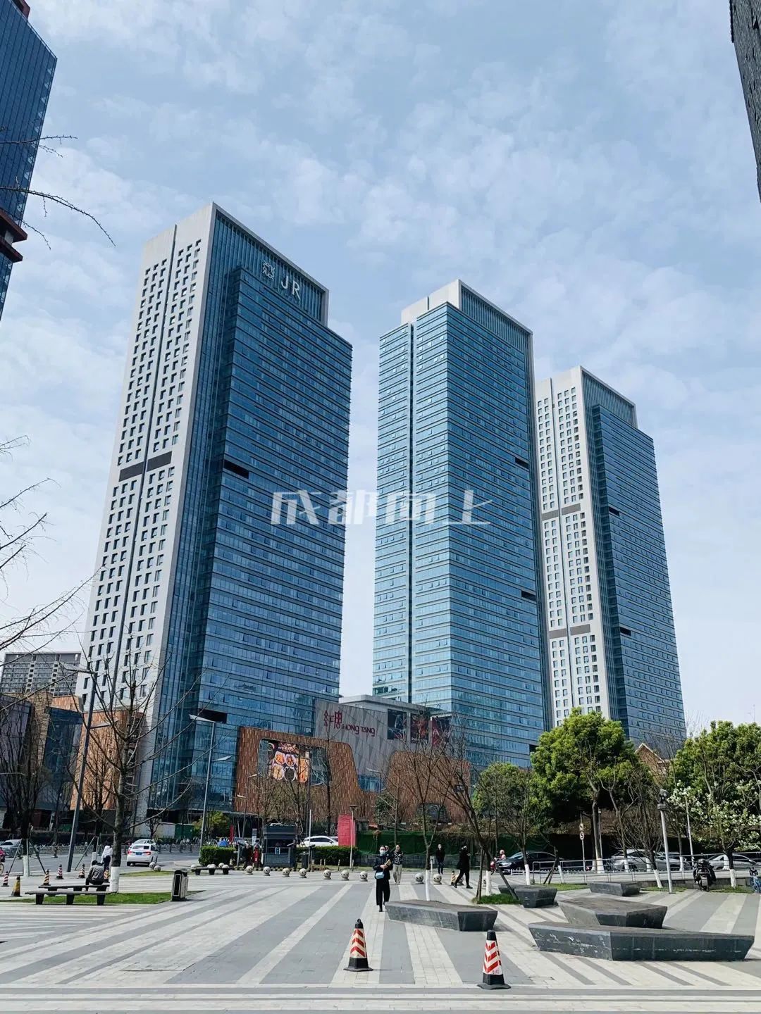 如何让成都变东京？网友：大LOGO收敛点