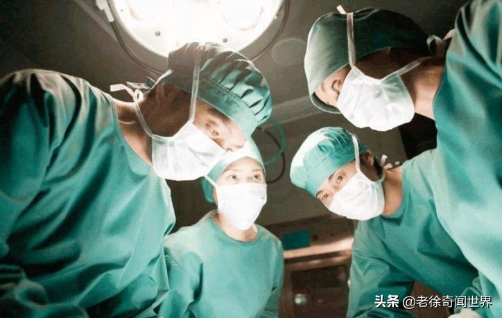 女子下身疼痛5年,医生从中取出一样东西,老公看后脸都气绿了