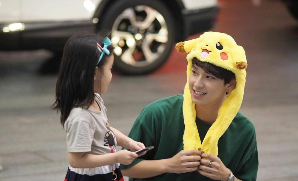 他泰男星和小朋友的治愈同框：BP一家三口关大爷画风不对