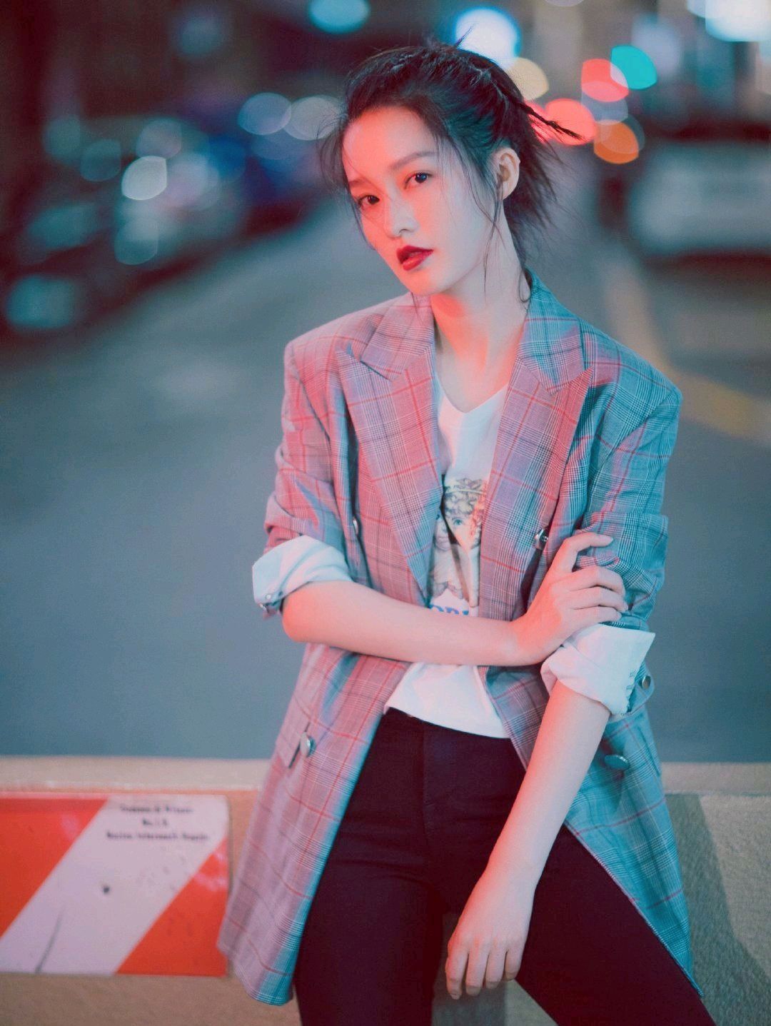 李沁的穿搭绿色西装,李沁穿黑色西装裙最新