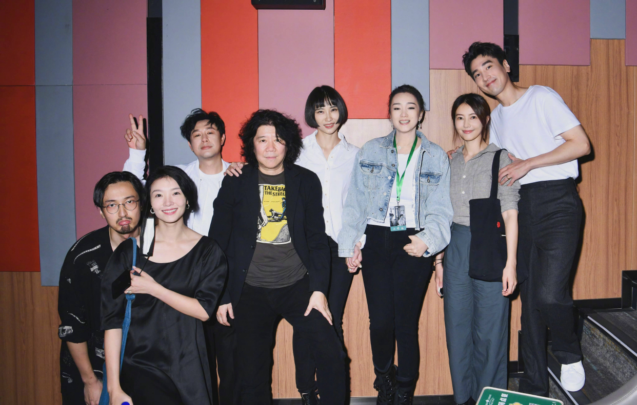 巩俐白衬衫配黑长裙,巩俐白衬衫配黑裙真是美炸了