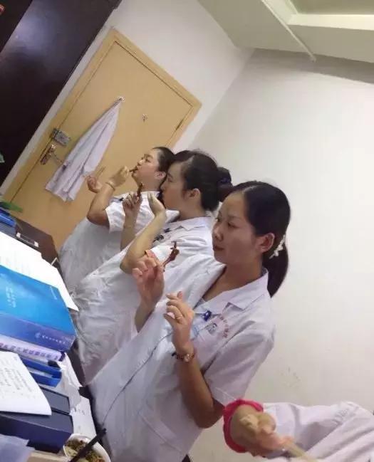 向光荣的劳动妇女致敬,向妇幼致敬的女职工