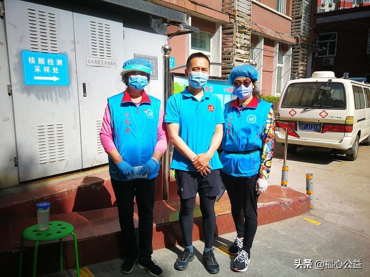 医院志愿者服务队,医院志愿者坚持上岗