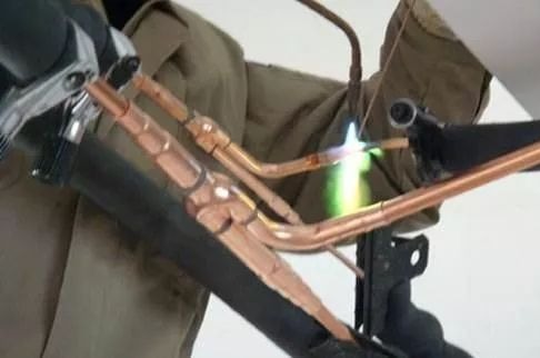 空调r32制冷剂为什么会爆炸视频,空调移机后发生爆炸是怎么回事