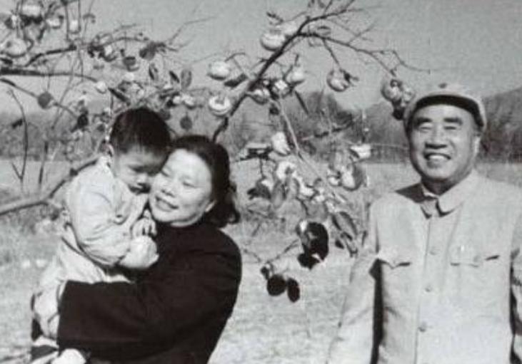 *德朱**为何能位列十大元帅之首？毛主席为何称他为“人民的光荣”？