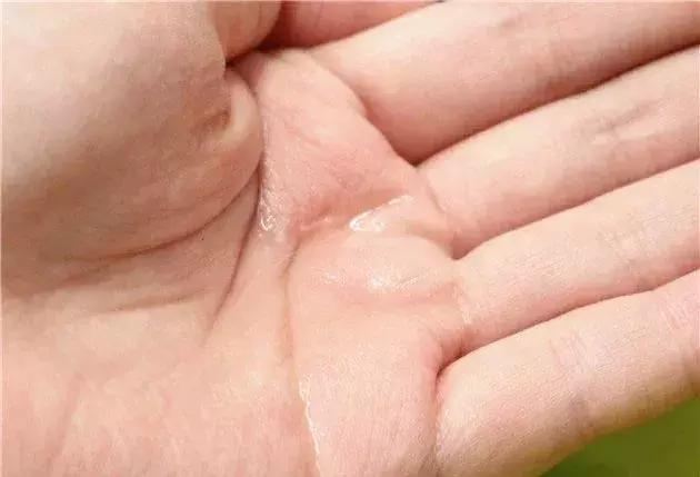 用精华水还是爽肤水好,用精华水好还是爽肤水好