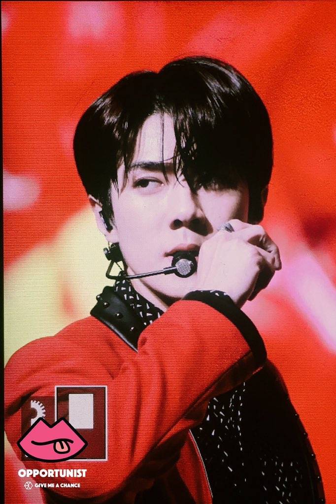 吴世勋油头港风发型上热搜，这个男人帅起来，抬头纹都写着“欲”