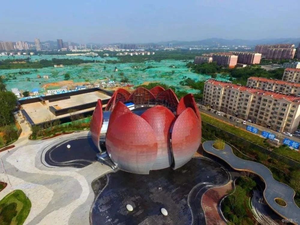 许家印120亿打造莲花形足球场,许家印恒大足球专业足球场