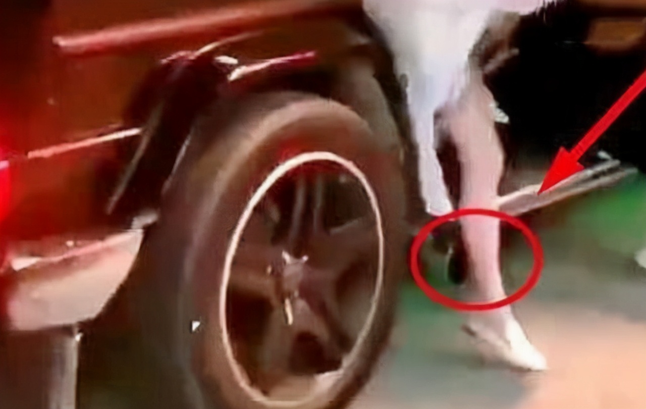 被奔驰大g烫过脚,女子坐奔驰大g下车