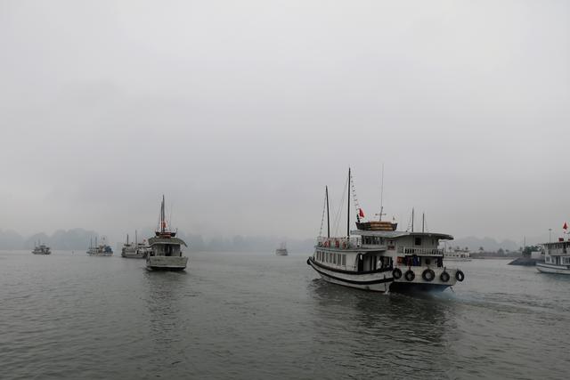 这里虽然风景如画人们生活的却很凄惨没日没夜的追着大船讨生活