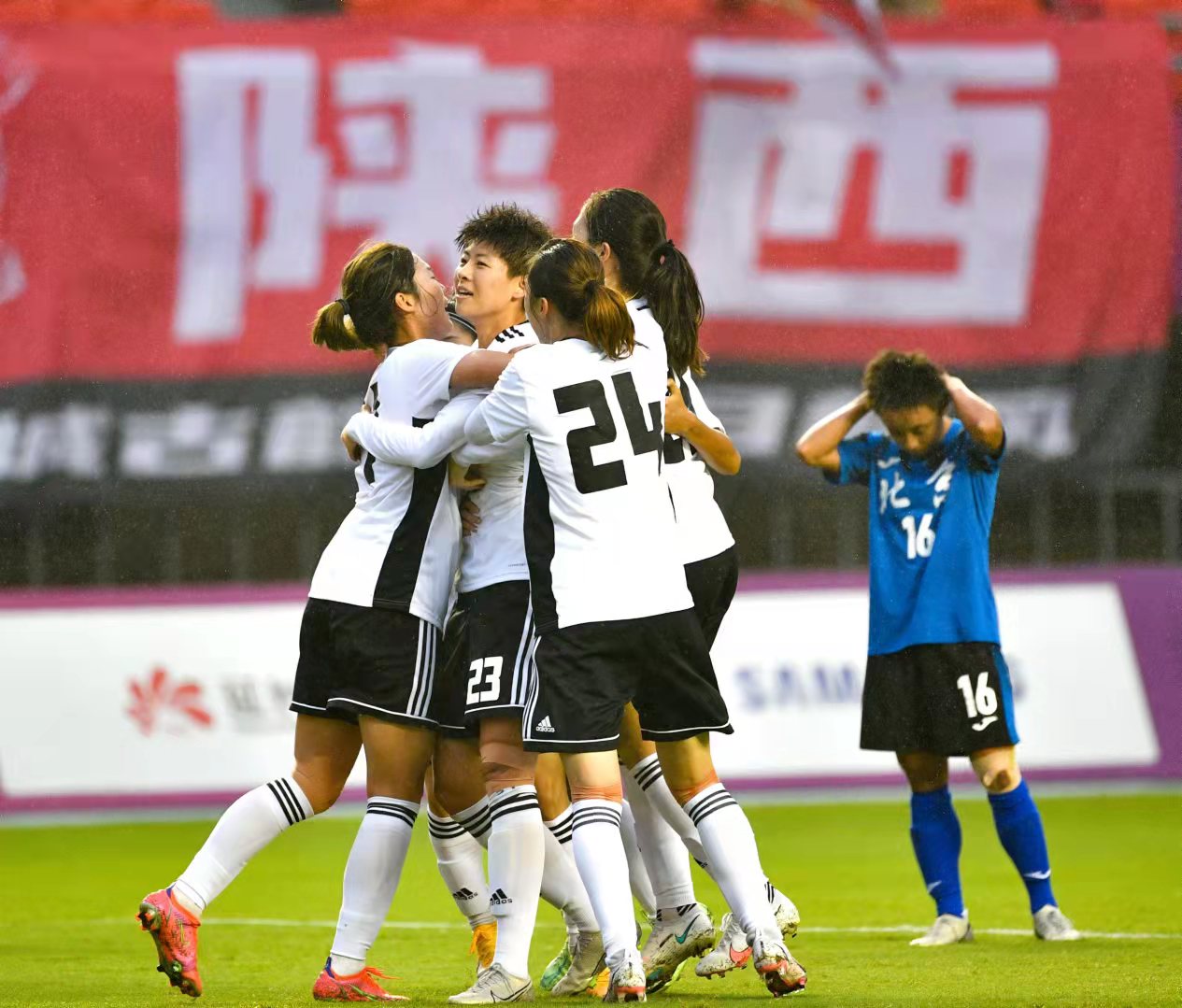 铜牌创造全运最佳战绩陕西玫瑰雨中怒放