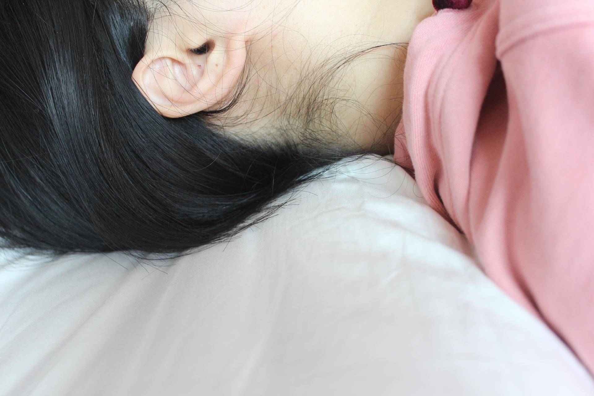 俗话说高枕无忧枕头是越高越好吗,枕头选什么材质的睡得舒服又健康