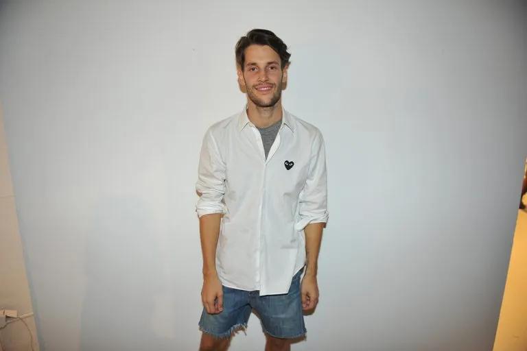 因为太穷，”乡下小伙”做的衣服口袋都没有，一言不合就关店种地