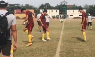 能赖孩子吗?挪威19岁小将已成欧冠最佳射手!国青小将还颠不好球