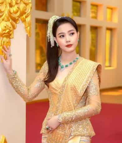 缅甸翡翠饰品大全,缅甸翡翠百万级别的翡翠