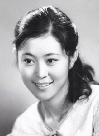 她连续主持13次春晚,她主持了17个春晚