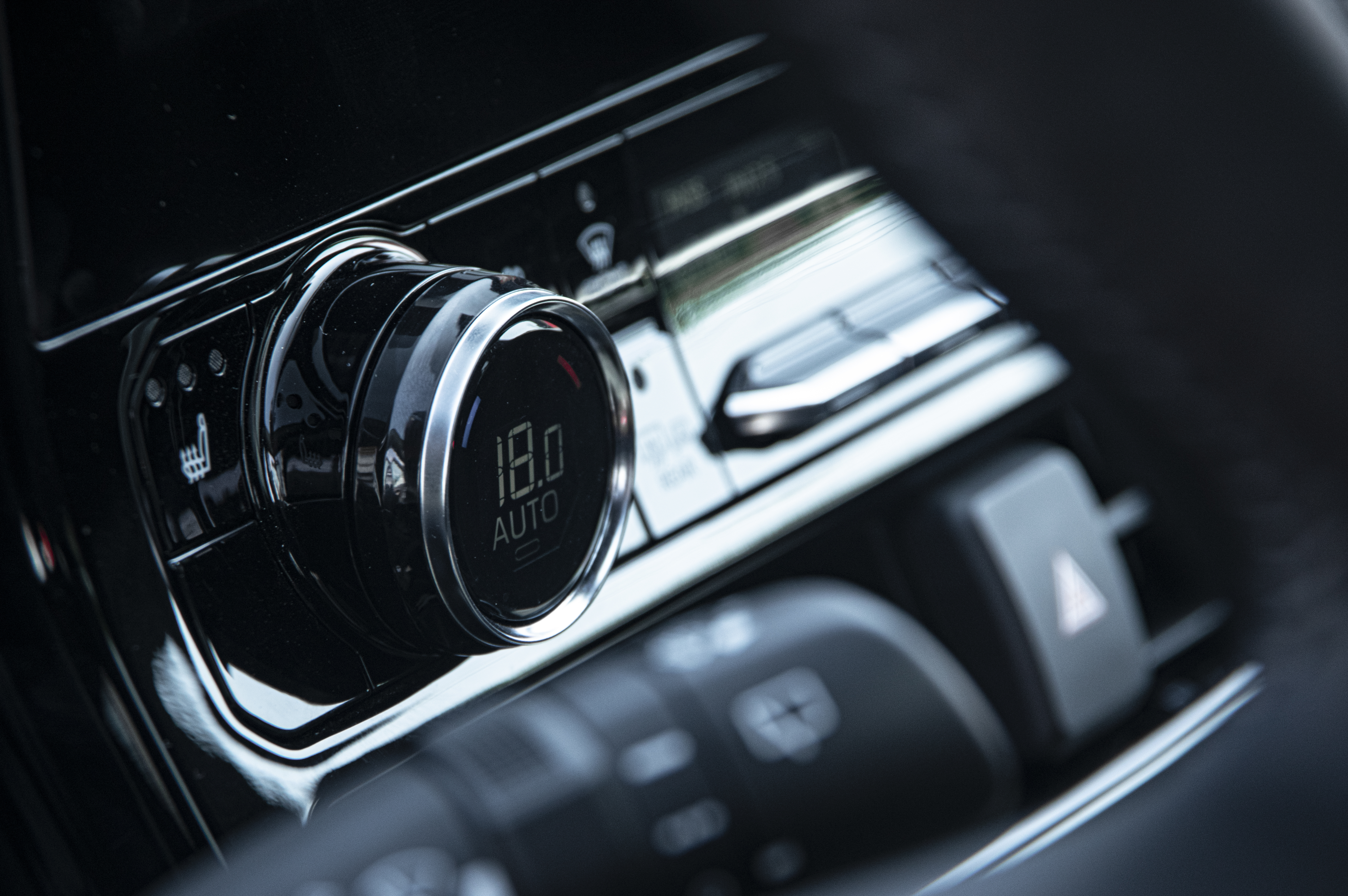 皇冠陆放银色到店实拍,皇冠陆放七座混动版2021长宽高