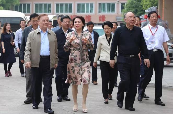 800亿浙江女首富跌落神坛,从巅峰跌入谷底的浙江女首富