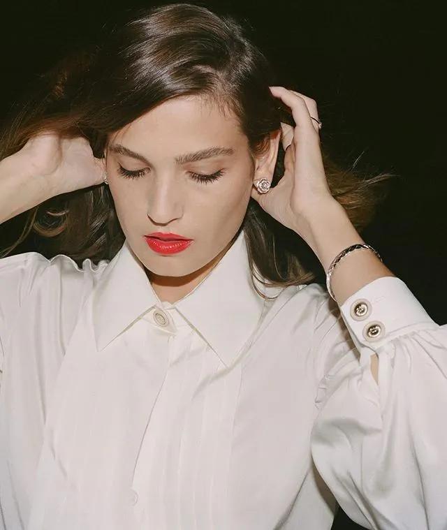 T恤穿腻了?想要时髦又遮肉,春夏白衬衫应该这么洗和这样穿