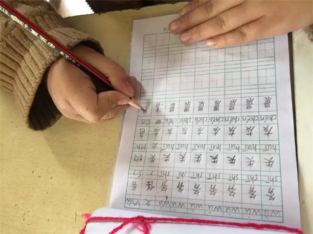 孩子写字挺好就是容易写歪,孩子写字老是容易歪怎么纠正