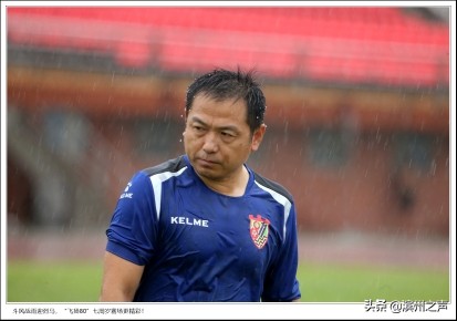 滨州飞扬80足球队庆组队7周年，无畏风雨开踢