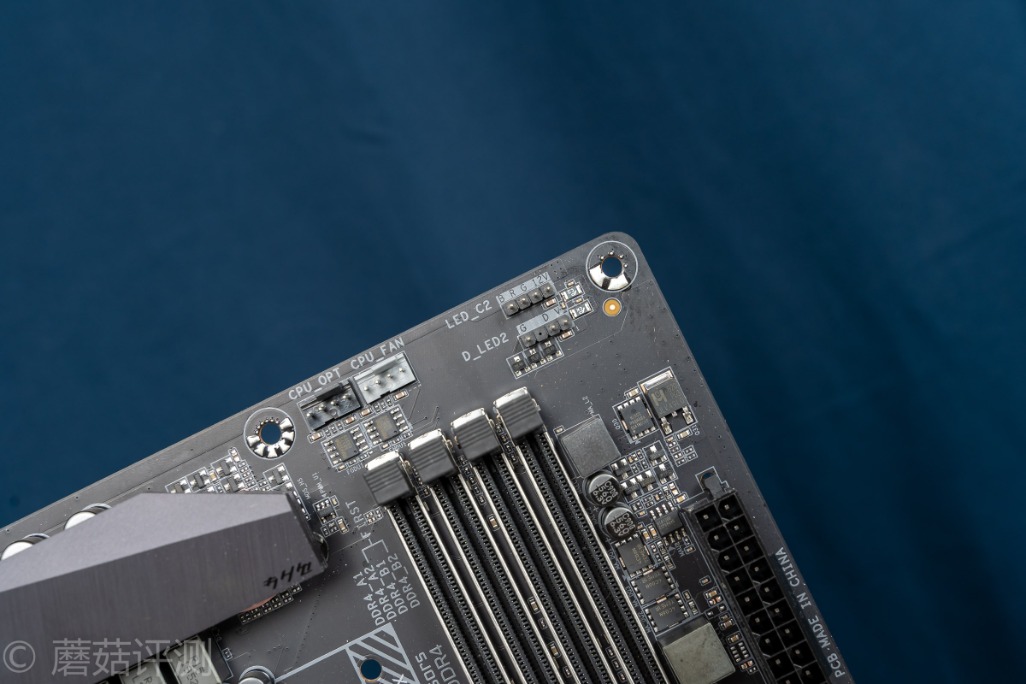 技嘉z490aorusproax主板多大,技嘉z490aorusproax是超级雕吗