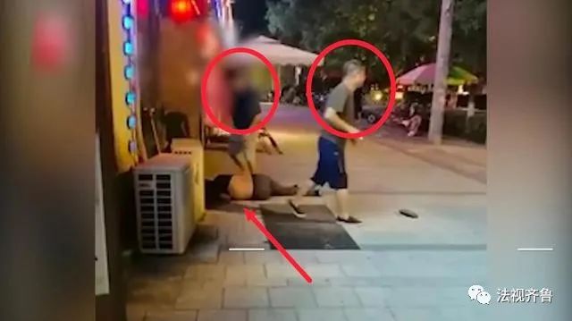 青岛殴打致人死亡,青岛俩男子深夜当街殴打